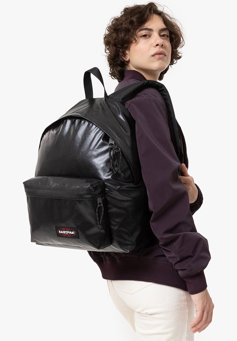 La mochila negra de Eastpak presenta un acabado brillante, un gran compartimento principal, un bolsillo frontal con cremallera, correas ajustables y una forma redondeada.