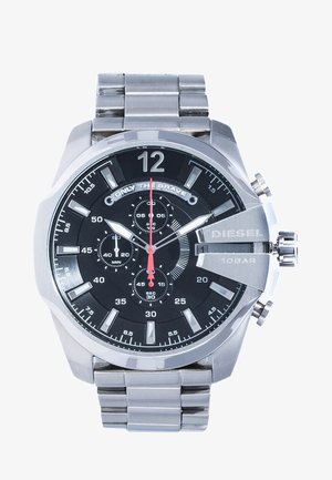 Reloj de acero inoxidable plateado con una esfera negra, que presenta grandes marcadores de horas, tres subesferas, una manecilla de segundos roja y una pulsera de metal.