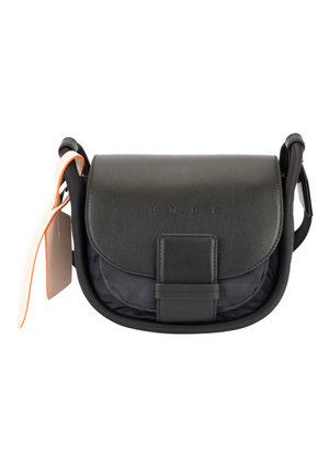 Borsa a tracolla nera compatta con chiusura a patta, tracolla regolabile e targhetta beige chiaro attaccata sul lato sinistro.