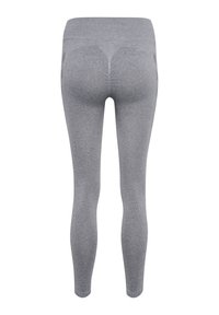 Grijze naadloze leggings met hoge tailleband en gerimpelde details in het midden van de achterkant, van achteren getoond op een witte achtergrond.