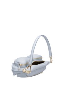 Borsa a tracolla in pelle celeste chiaro con due scomparti con zip, hardware dorato e una sola tracolla. Superficie morbida e strutturata.
