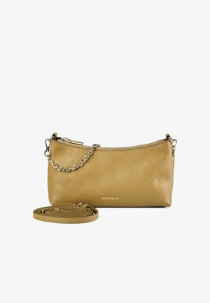 Bolso de mano de cuero texturizado marrón claro con detalle de cadena dorada y correa larga desmontable, cierre de cremallera y pequeñas letras doradas de la marca.