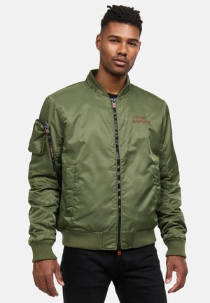 Giacca bomber verde in materiale sintetico liscio con polsini a costine. Presenta testo ricamato e una tasca con zip sull'arm. Chiusura con zip nera.