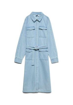 Abito in denim azzurro chiaro con maniche lunghe, due tasche sul petto, vita con cintura e collo a camicia. Texture liscia con taglio dritto.