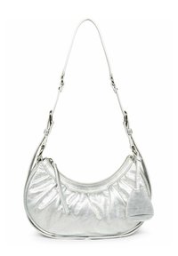 Sac à main argenté métallisé avec une forme arrondie, une texture froncée et une courte anse. Présente une fermeture éclair et un petit logo en accent.