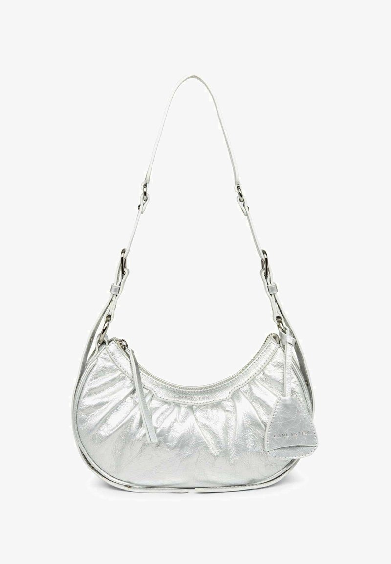 Sac à main argenté métallisé avec une forme arrondie, une texture froncée et une courte anse. Présente une fermeture éclair et un petit logo en accent.
