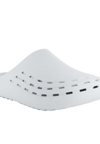 Weiße Slipper aus glattem Material, mit einem konturierten Design, mehreren Ausschnitten und einer wellenförmigen Sohle für Belüftung und Komfort.