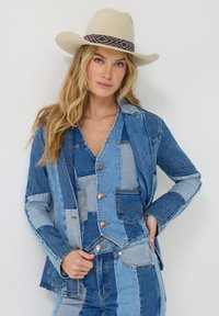 Wrangler WRANGLER x LAINEY WILSON PATCHWORK VEST
 - Chaleco - patchwork
