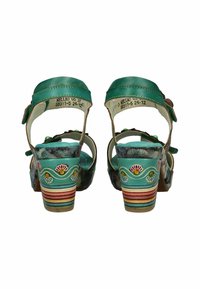 Sandalias de tacón alto de cuero verde con correas ajustables, decoradas con patrones florales coloridos y una base de tacón a rayas múltiples.