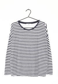 Koszula z długim rękawem w niebiesko-białe poziome paski, wykonana z lekkiego materiału, z okrągłym dekoltem i pętlą do powieszenia przy szyi.