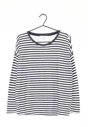 Chemise à manches longues avec des rayures horizontales bleu marine et blanches, en tissu léger, avec un col arrondi et une boucle suspendue au niveau du col.