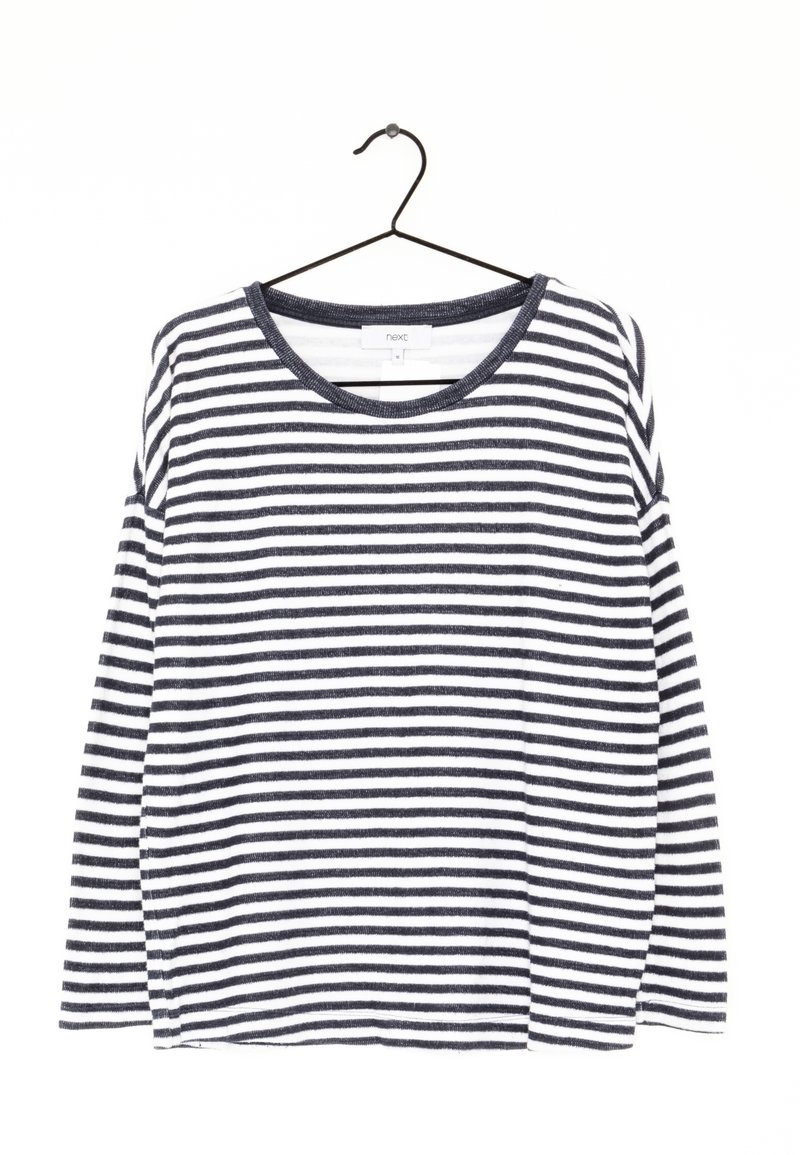 Koszula z długim rękawem w niebiesko-białe poziome paski, wykonana z lekkiego materiału, z okrągłym dekoltem i pętlą do powieszenia przy szyi.