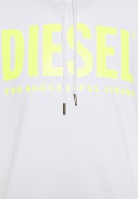 Sudadera blanca con el texto en amarillo neón "DIESEL PARA UNA VIDA EXITOSA" y cordones blancos con puntas de plata centrados en el pecho.