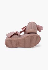 Pantofi roz deschis cu partea superioară din plasă, funda mari din satin și talpa din cauciuc texturată cu un model pentru aderență. Design cu toc plat.