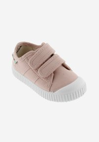 Zapatilla infantil de color rosa claro con suela y puntera de goma blanca, que presenta dos correas de velcro y una pequeña etiqueta de tela de marca colorida.