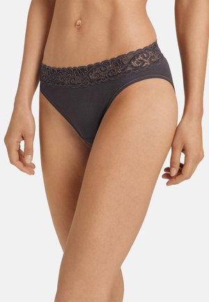 Zwarte katoenen slip met een decoratieve kantband. De kant heeft een bloemenpatroon en de stof heeft een gladde, matte afwerking.