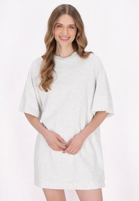 Szara, oversize sukienka t-shirt z bawełny z krótkimi rękawami i okrągłym dekoltem. Charakteryzuje się luźnym krojem i miękką teksturą.