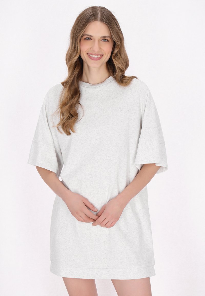 Szara, oversize sukienka t-shirt z bawełny z krótkimi rękawami i okrągłym dekoltem. Charakteryzuje się luźnym krojem i miękką teksturą.