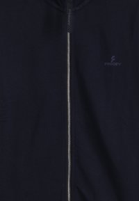 Sudadera con capucha azul marino con cremallera plateada, capucha y pequeño logo 'FREDDY' en un tono más claro en el pecho izquierdo. Tejido de tacto suave.