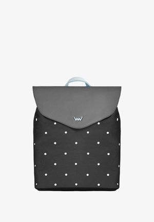 Grauer Rucksack mit weißen Punkten und kontrastierendem grauem Klappdeckel, ausgestattet mit zwei Schultergurten und einem schlichten Logo. Strukturierter Stoff, geeignet für den täglichen Gebrauch.