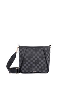 Borsa a spalla a scacchi nera con una texture liscia, dotata di una tracolla regolabile e un accento del logo in tonalità oro.