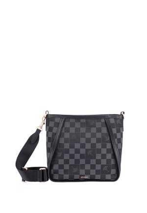 Borsa a spalla a scacchi nera con una texture liscia, dotata di una tracolla regolabile e un accento del logo in tonalità oro.