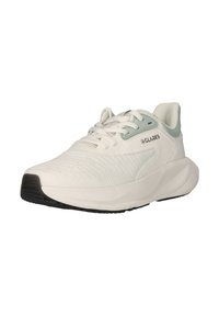 Baskets blanches de sport avec texture tricotée, accents gris près des lacets, semelle extérieure noire et marquage "Clarks" sur le côté.