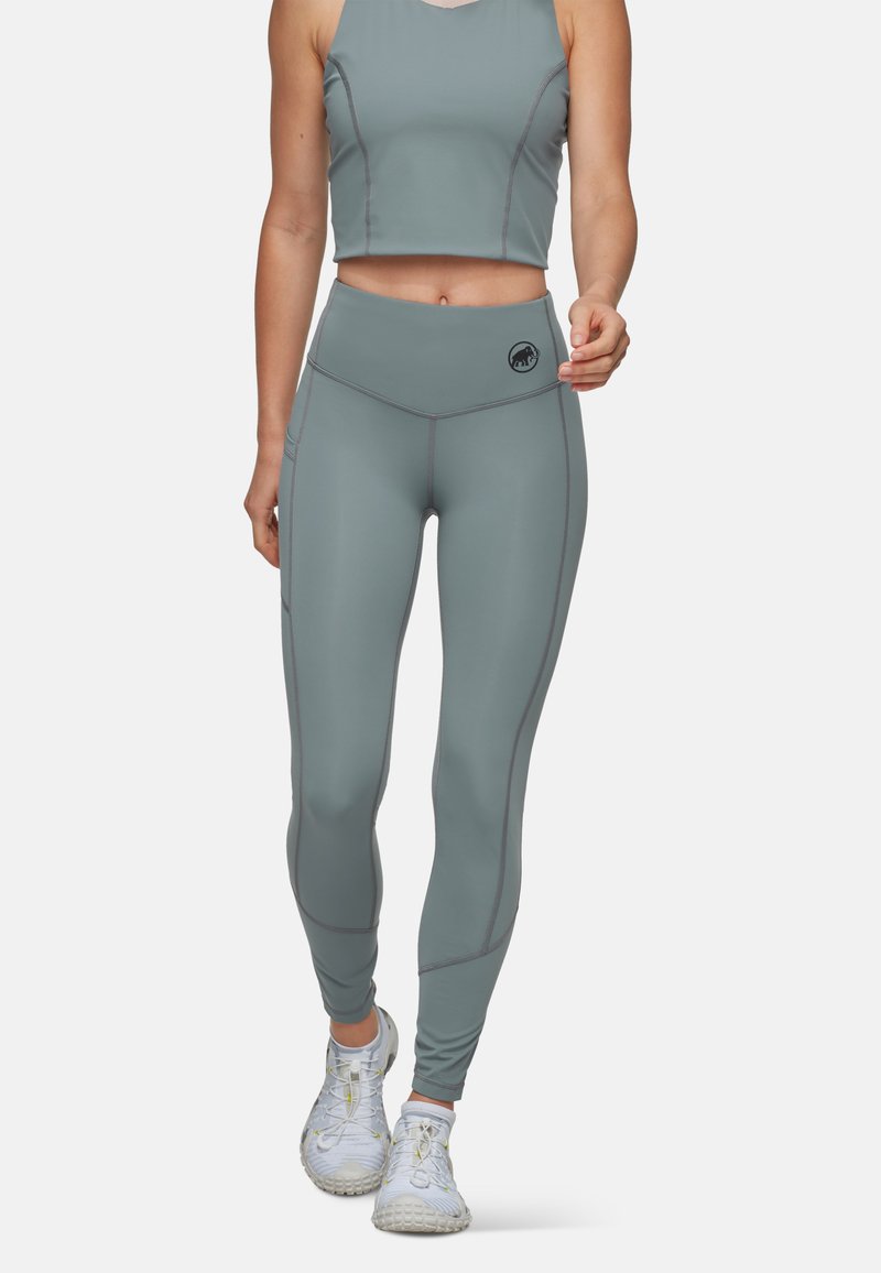 Sæt i blødt, grå materiale bestående af en cropped tanktop og højtaljede leggings med kontraststing og logo-detalje.