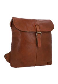 Brun læder crossbody-taske med klaplukning og justerbar rem, der har en metalspænde og synlige syninger.