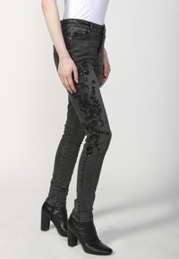 Koroshi LONG  - Karcsúsított farmerek - black denim