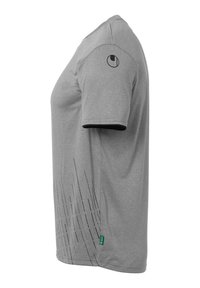 Grijze T-shirt met korte mouwen met een zwart logo op de mouw en abstracte lineaire patronen aan de onderkant van de voorkant. Gemaakt van zachte stof.