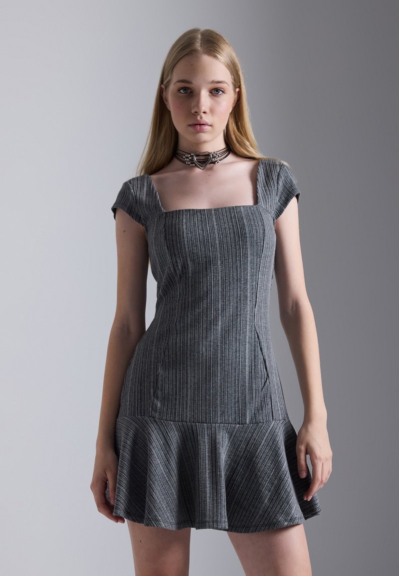 Robe rayée grise avec des manches courtes, un décolleté carré, un corsage ajusté et un ourlet évasé. Dotée d'un tissu lisse et d'une texture subtile.