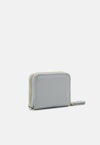 Cartera de cuero gris con superficie texturizada, forma rectangular, cremallera dorada y una pequeña pestaña de cuero adjunta. Diseño compacto para facilitar su transporte.