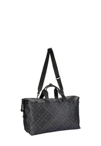 Czarna torba typu duffel w kratkę wykonana z powlekanego płótna. Posiada podwójne górne uchwyty, regulowany pasek na ramię oraz zapięcie na zamek. Gładka faktura.