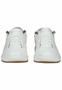 Sneakers bianchi in pelle con texture liscia, design con lacci e occhielli metallici su suola in gomma. Aspetto semplice e minimalista.