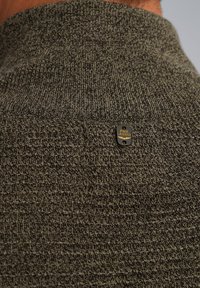 Gehaakte olijfgroene trui met een gestructureerd patroon en een klein zwart en gouden "PME Legend" label op de achterkant van de halslijn.