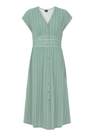 Zielona sukienka midi bez rękawów z pionowymi białymi paskami, zapinana na guziki z przodu, z dekoltem w kształcie litery V i dopasowaną talią.