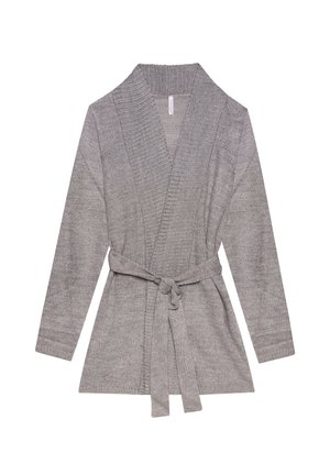 Szary dzianinowy kardigan z kołnierzem typu szal, długimi rękawami i paskiem wiązanym w talii. Całość wykonana z tkaniny o poziomej prążkowanej fakturze.