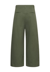 Pantalon à jambes larges couleur vert olive avec passants pour ceinture et deux poches passepoilées à l'arrière, vu de dos.