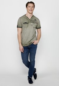 Koroshi SHORT SLEEVE  - Marškinėliai su spaudiniu - kaki   khaki