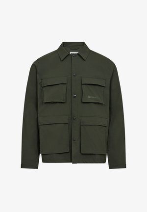 Olivengrüne Jacke aus Stoff, mit Kragen, Knopfverschluss, zwei Brusttaschen und zwei Fronttaschen.