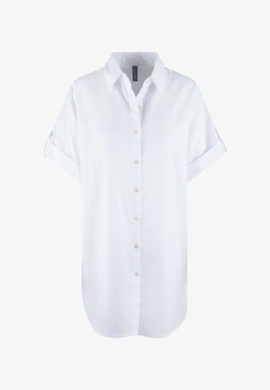 Camisa de botón de manga corta blanca hecha de tela ligera, con cuello, textura sutil y dobladillo redondeado.