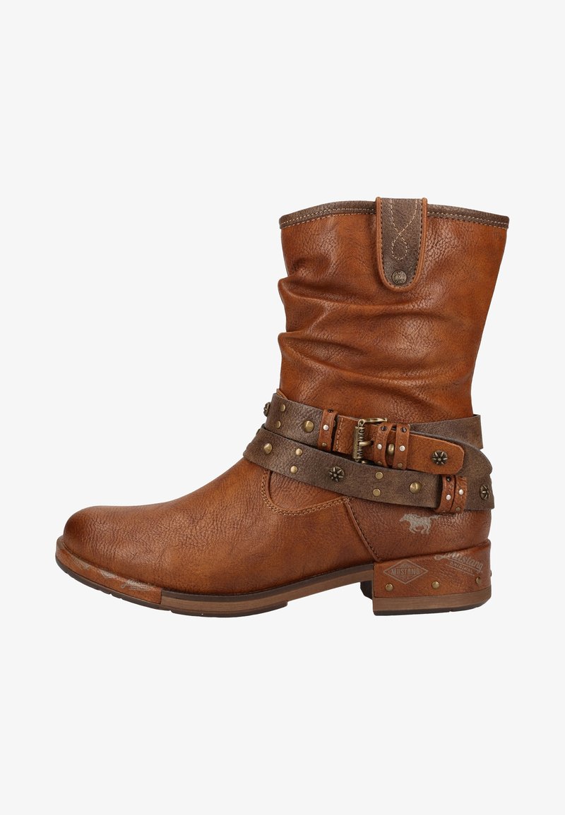 Hnědé kožené kotníkové boty s volným designem, dekorativní pásek se šrouby a texturovaný povrch; nízký blokový podpatek, bohatý detail s logem.