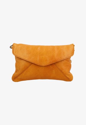 Liten mjuk läderkuvertväska i brun färg med kuvertstil och synlig söm på vit bakgrund.