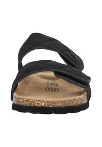 Svart quiltat tygsandaler med två breda remmar, korkfotbädd och gummisål. Platt design med en bekväm, texturerad innersida.