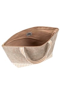 Bolso tote de lona beige con una textura suave, cierre de cremallera, asas a rayas y un interior forrado. Presenta una etiqueta de la marca en el interior.