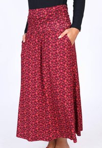 Maxirock in Bordeaux mit einem floralen Muster in Pink und Grün. Verfügt über einen gerafften Bund und seitliche Taschen für praktische Nutzung.