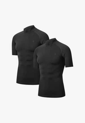 T-shirts de sport noirs à manches courtes avec un col haut et arrondi. Confectionnés en tissu lisse et extensible avec une coupe ajustée, affichant un détail de logo discret.