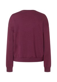 Ein schlichter Langarm-Crewneck-Pullover in dunklem Pflaumenfarbton, von hinten gezeigt, mit gerippten Bündchen und Saum auf weißem Hintergrund.