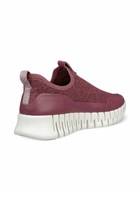 Sneaker a magenta lavorato a maglia con un tallone in gomma bordeaux liscio e suola bianca texturizzata. Caratterizzato da un linguetta e un sottile accento a righe sul retro.